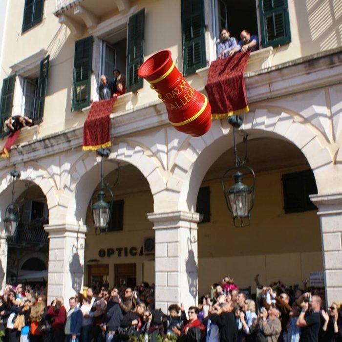 Итальянцы выбрасывают вещи на новый год фото